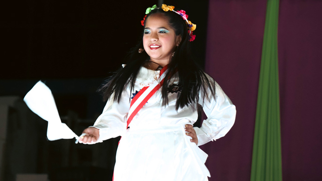 Representantes Juveniles de todos los barrios participantes en la elección de la Reina del Carnaval de la Diversidad 2025