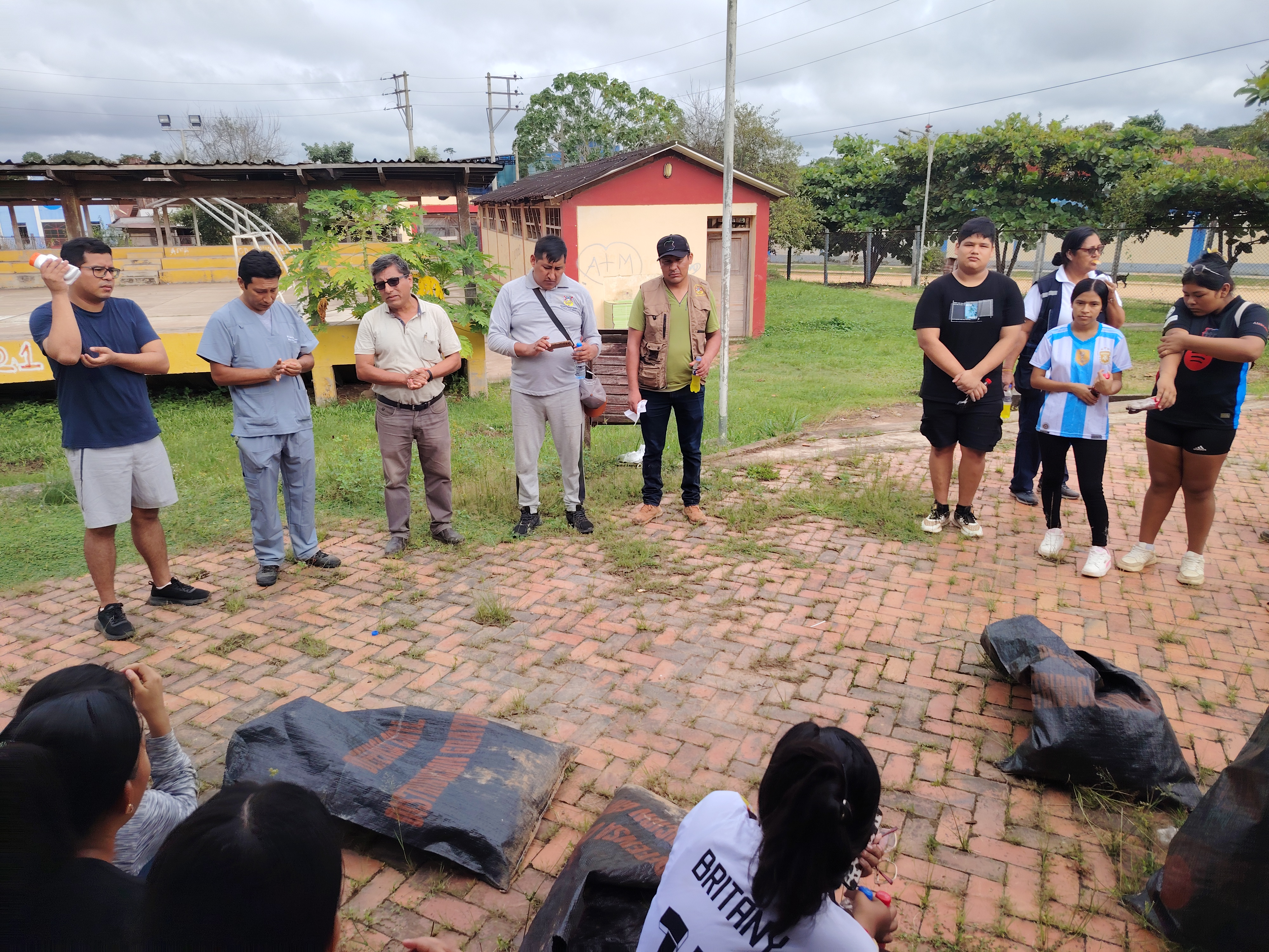 Con éxito se llevó a cabo la 𝐏𝐑𝐈𝐌𝐄𝐑𝐀 𝐂𝐀𝐌𝐏𝐀Ñ𝐀 de 𝐑𝐄𝐂𝐎𝐉𝐎 de INSERVIBLES y 𝐄𝐋𝐈𝐌𝐈𝐍𝐀𝐂𝐈Ó𝐍 𝐃𝐄 𝐂𝐑𝐈𝐀𝐃𝐄𝐑𝐎𝐒 𝐃𝐄 𝐀𝐄𝐃𝐄𝐒 𝐀𝐄𝐆𝐘𝐏𝐓𝐈, transmisor del Dengue, Chikunguña y Zika en el casco urbano y zonas aledañas de la ciudad de Iñapari, Esta primera campaña se realizó en los diferentes sectores de la ciudad, casco urbano y los diferentes barrios como también las zonas aledañas; donde se ha registrado la eliminación de gran cantidad de inservibles.