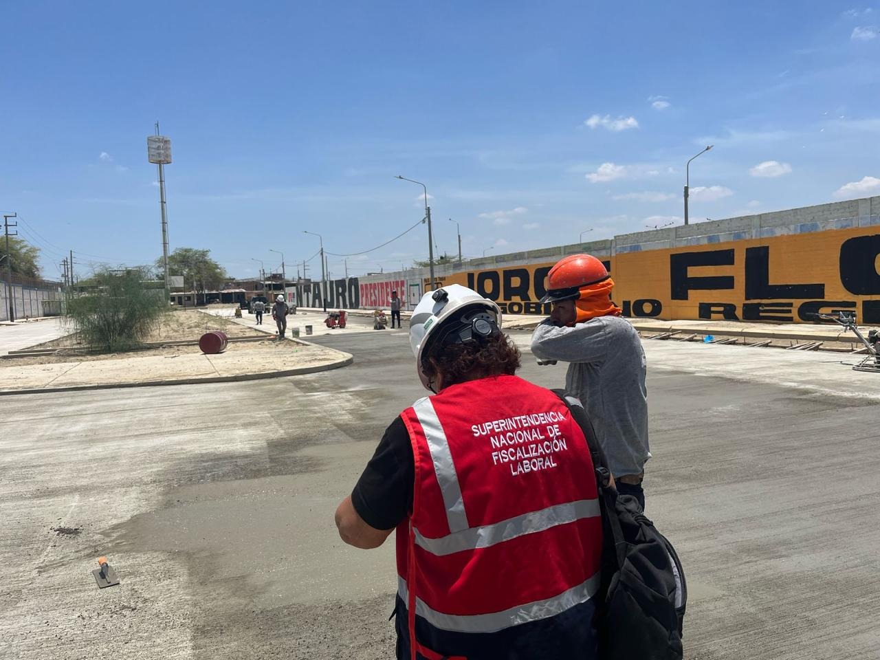 Foto inspectora con trabajador