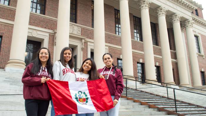 De izquierda a derecha- Katherine Gutiérrez, Alessandra Rodríguez, Valeria Churango e Isabel Jurado, becarias representantes del Perú en Harvard