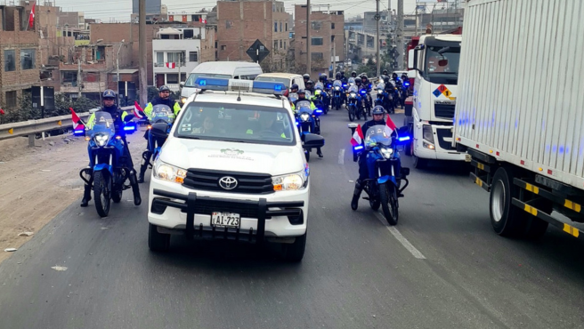 Motos junto a camioneta llegando a Santa María de Huachipa