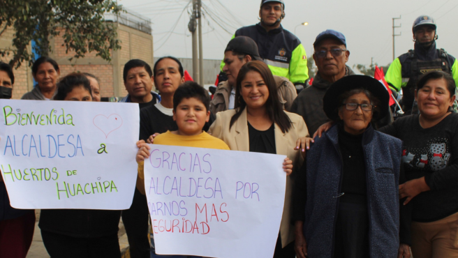 Alcaldesa juntos a vecinos de huachipa norte