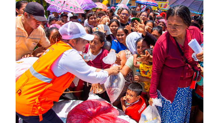 Gesti贸n Lluni Perea entrega ayuda al bajo Huallaga.