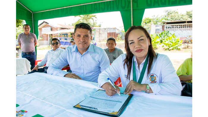 Gesti贸n Lluni Perea entreg贸 motofurg贸n a C.P Santa Rosa de Cumbaza.