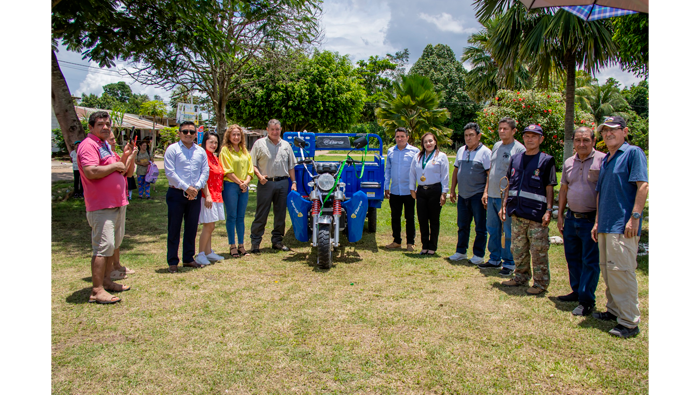 Gesti贸n Lluni Perea entreg贸 motofurg贸n a C.P Santa Rosa de Cumbaza.