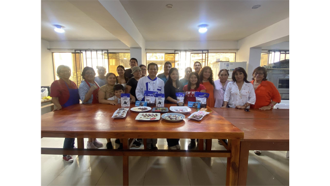 Por ello, se brindo una clase sobre bombones y tabletas personales, a cargo de un Chef de la empresa Negusa, lo cual fue una gran iniciativa, ya que no solo fomenta la creatividad en la repostería, sino que también ayuda a los emprendedores a generarse más ingresos.
Estas clases se seguirán ofreciendo de forma gratuita, lo que sin duda contribuirá al desarrollo económico de los emprendedores.