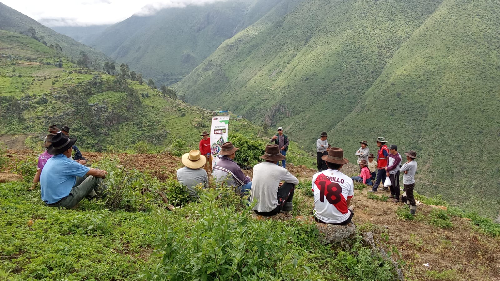 Autoridades inician capacitación de la campaña “Perú 2m: conoce la fertilidad de tu suelo” en el distrito de Cochapeti