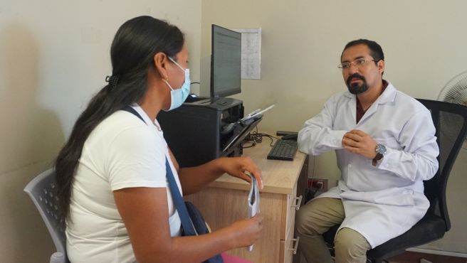 Ginecooncólogo en consulta con paciente mujer
