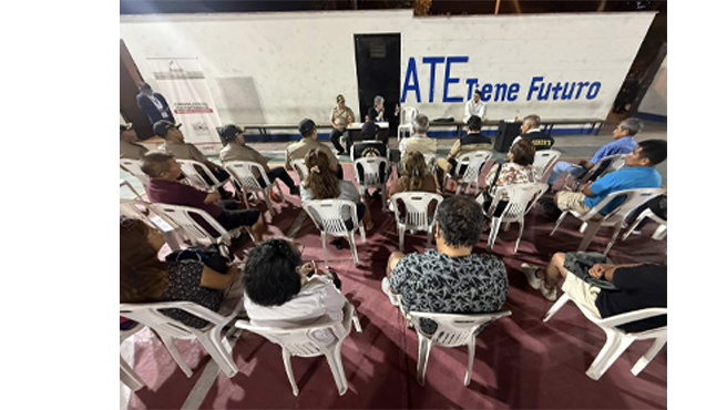 Conto también con la participación de vecinos y representantes de Ate, San Luis, La Victoria y El Agustino.
Los gerentes de Seguridad Ciudadana de cada distrito expusieron los logros alcanzados en el primer trimestre del 2025 y las problemáticas que enfrentan, mientras que los comisarios presentaron sus avances y desafíos actuales.
En representación de El Agustino, participaron el gerente de Seguridad Ciudadana, Jorge Nieves, y la regidora Martha De La Cruz, quienes reafirmaron el compromiso de seguir trabajando por la seguridad del distrito. Los vecinos también aprovecharon el espacio para expresar sus preocupaciones y sugerencias.