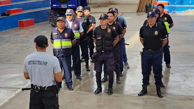 Personal de serenazgo recibe capacitación sobre temas de arresto ciudadano, orden cerrado, y uso de equipos de protección