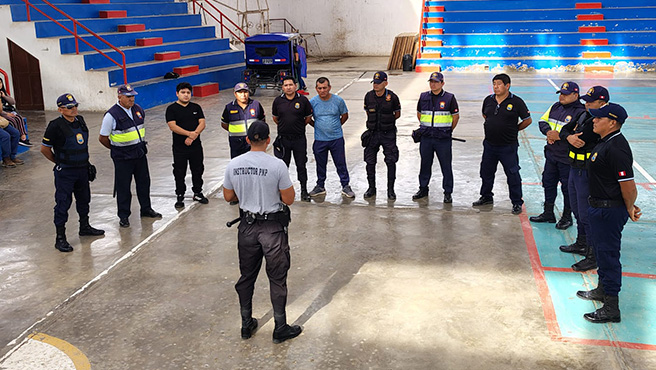 Personal de serenazgo recibe capacitación sobre temas de arresto ciudadano, orden cerrado, y uso de equipos de protección