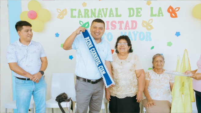 Foto Adultos mayores celebran carnaval de la amistad