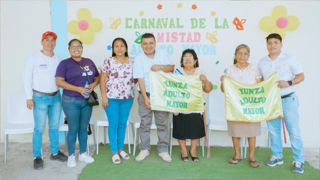 Foto Adultos mayores celebran carnaval de la amistad