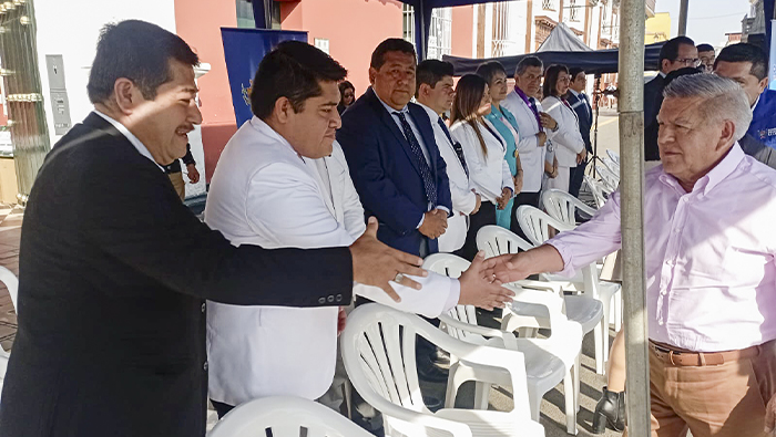 Imagen del acto con autoridades regionales y provinciales juntamente con todo el personal sanitario.