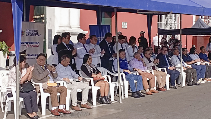 Imagen del acto con autoridades regionales y provinciales juntamente con todo el personal sanitario.