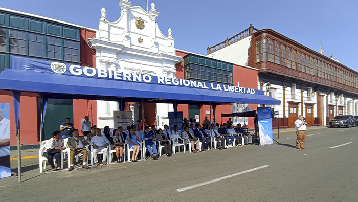 Imagen del acto con autoridades regionales y provinciales juntamente con todo el personal sanitario.