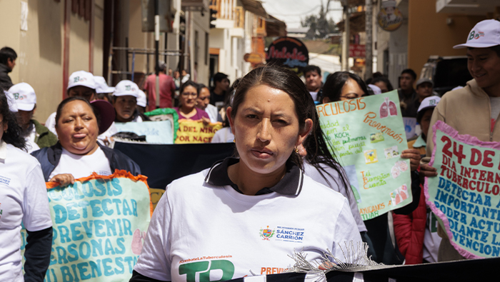 Pasacalles por vias de Huamachuco con el personal de salud y sus pancartas con mensajes alusivos.