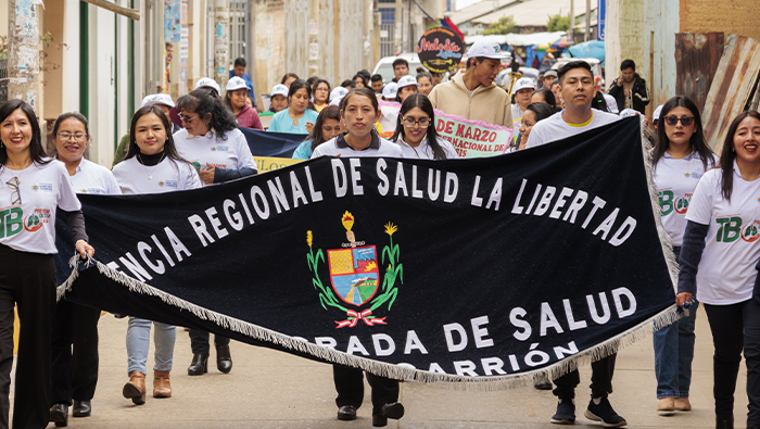 Pasacalles por vias de Huamachuco con el personal de salud y sus pancartas con mensajes alusivos.