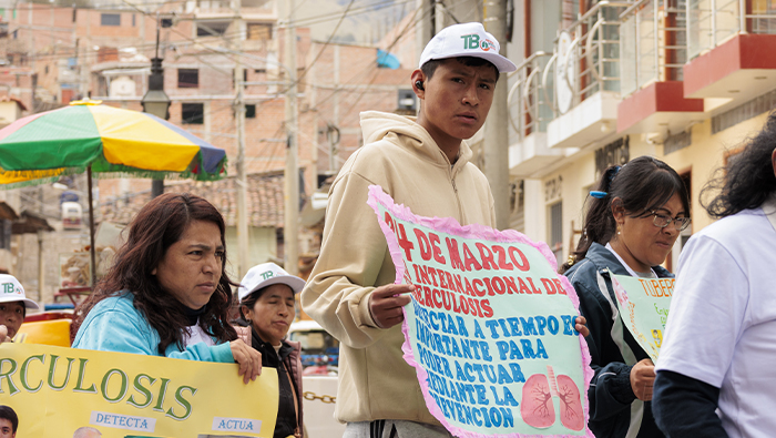 Pasacalles por vias de Huamachuco con el personal de salud y sus pancartas con mensajes alusivos.