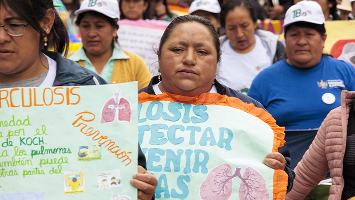 Pasacalles por vias de Huamachuco con el personal de salud y sus pancartas con mensajes alusivos.
