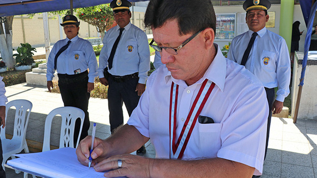 Ceremonia dominical de izamiento de banderas en la provincia de Huarmey