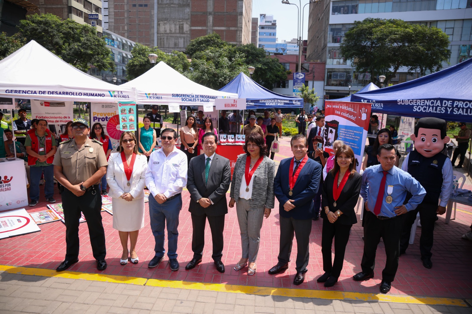Foto protocolar en la campaña Justicia en tu comunidad
