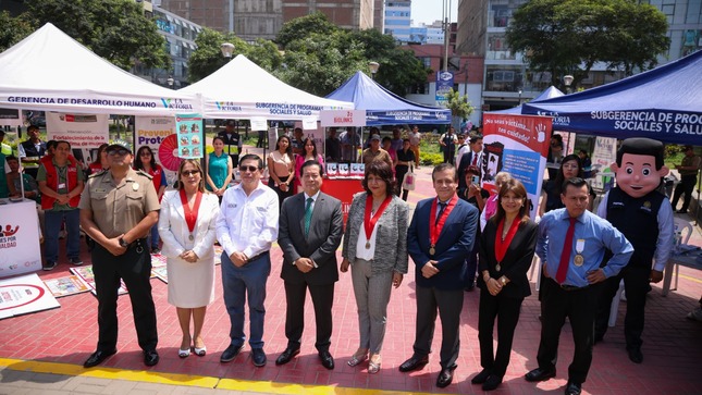 Foto protocolar en la campaña Justicia en tu comunidad