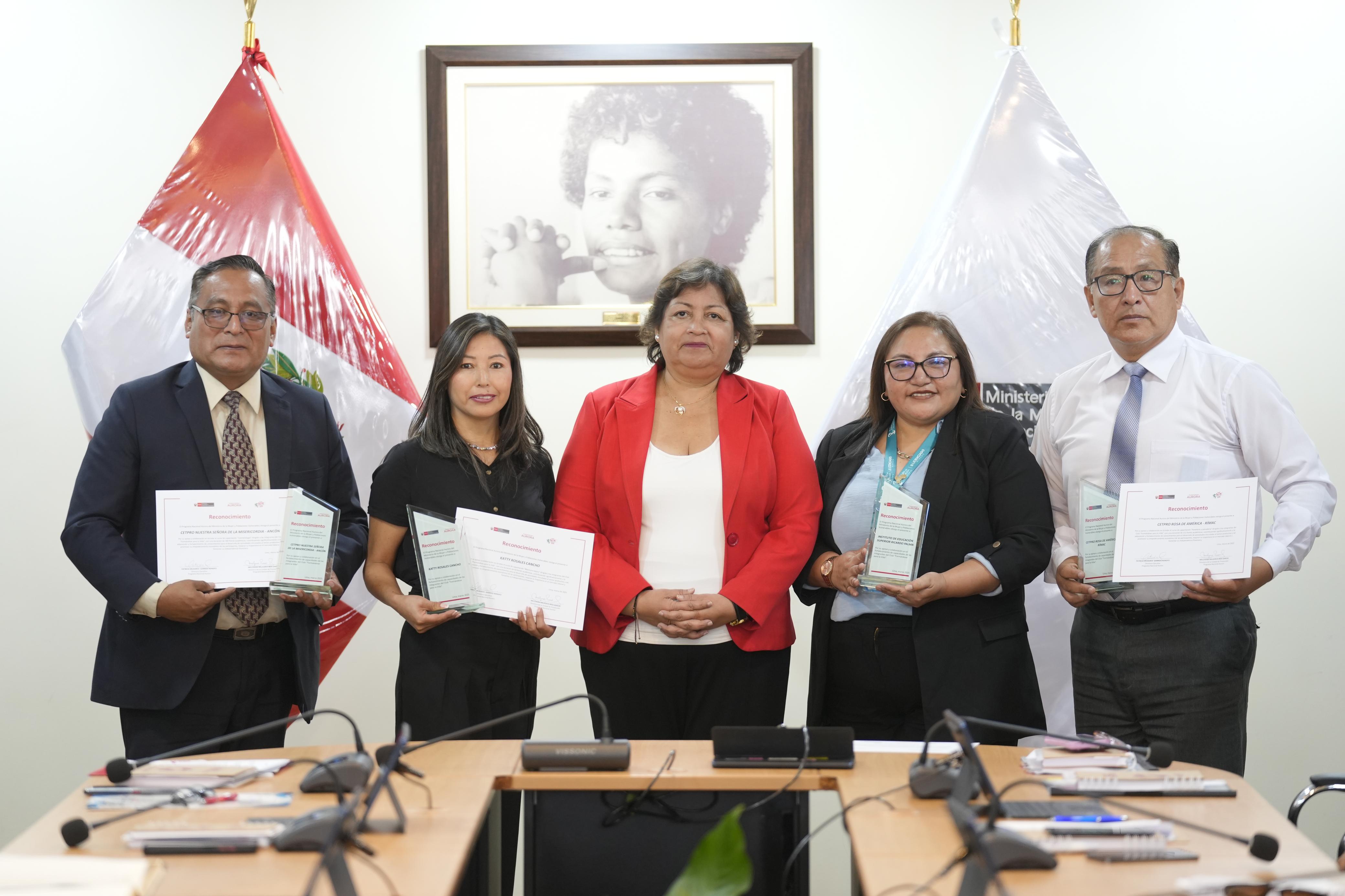 MIMP reconoce a instituciones aliadas por otorgar becas educativas a adolescentes y jóvenes; el Programa Nacional Aurora obtuvo 686 becas para beneficiar a jóvenes en 48 distritos del país.