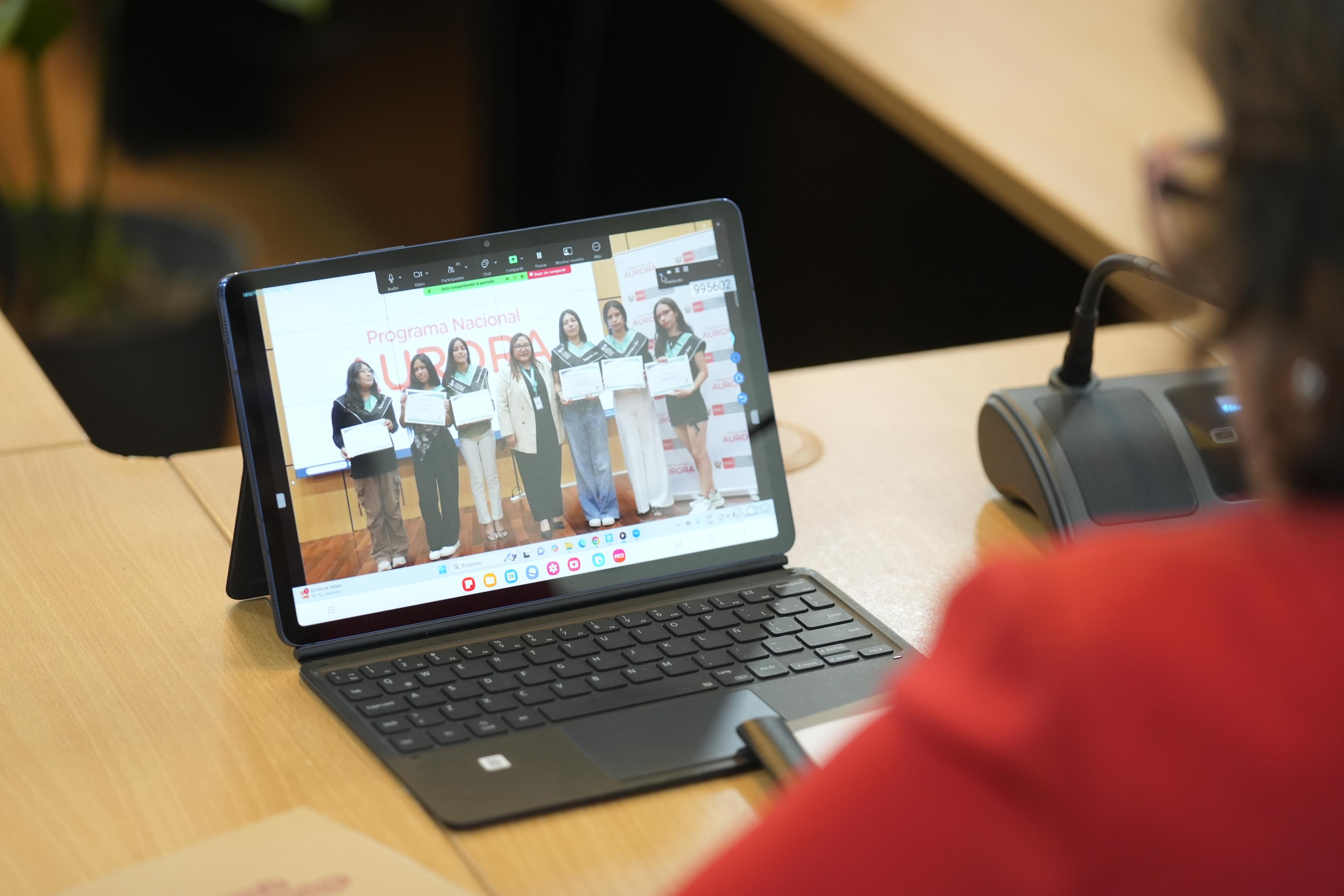 MIMP reconoce a instituciones aliadas por otorgar becas educativas a adolescentes y jóvenes; el Programa Nacional Aurora obtuvo 686 becas para beneficiar a jóvenes en 48 distritos del país.