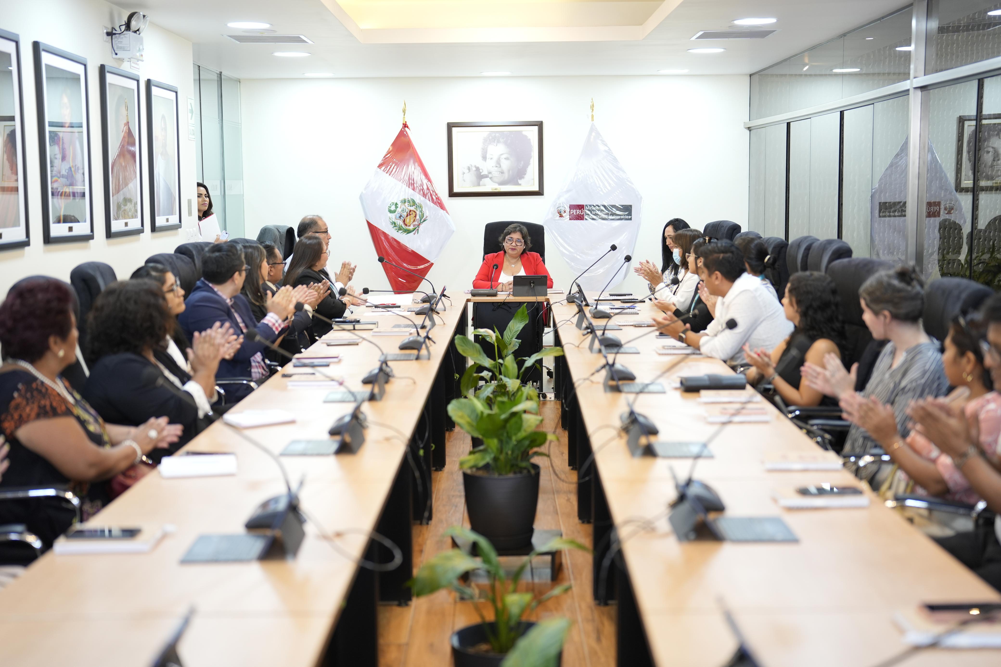 MIMP reconoce a instituciones aliadas por otorgar becas educativas a adolescentes y jóvenes; el Programa Nacional Aurora obtuvo 686 becas para beneficiar a jóvenes en 48 distritos del país.