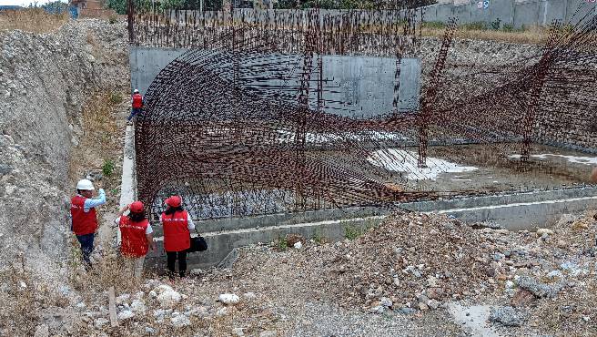 Áncash.- La Contraloría General determinó un perjuicio económico por S/3 118 707 en la Municipalidad provincial de Huaylas a consecuencia de la devolución de la garantía de fiel cumplimiento en la obra “Mejoramiento del sistema de agua potable y alcantarillado sanitario del casco urbano de Caraz”. Para concretar dicho desembolso, durante la liquidación de la obra, la entidad reconoció sobrecostos a favor del contratista, aun cuando los trabajos permanecen inconclusos desde el 2015 en perjuicio de los ciudadanos.