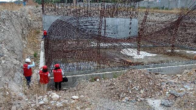 Áncash.- La Contraloría General determinó un perjuicio económico por S/3 118 707 en la Municipalidad provincial de Huaylas a consecuencia de la devolución de la garantía de fiel cumplimiento en la obra “Mejoramiento del sistema de agua potable y alcantarillado sanitario del casco urbano de Caraz”. Para concretar dicho desembolso, durante la liquidación de la obra, la entidad reconoció sobrecostos a favor del contratista, aun cuando los trabajos permanecen inconclusos desde el 2015 en perjuicio de los ciudadanos.