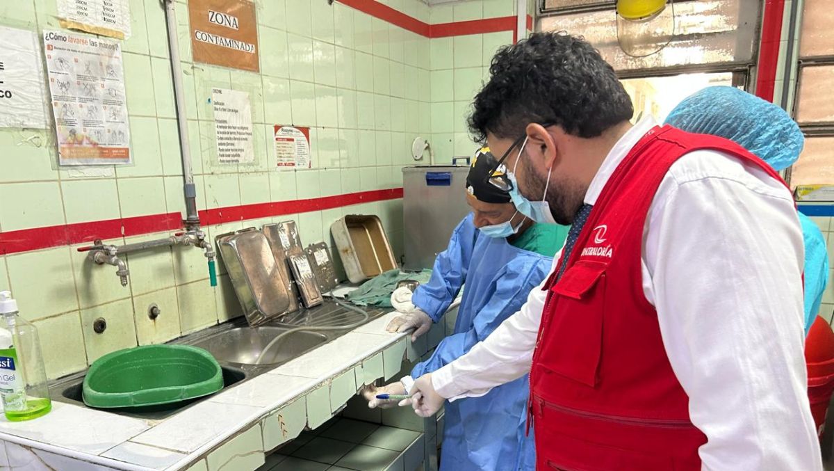Tumbes. – La Contraloría General advirtió que la central de esterilización del Hospital Regional JAMO II-2 no cuenta con infraestructura, diseño y distribución de espacios adecuados para realizar sus actividades de forma independiente, lo que genera el riesgo de contaminación y transmisión de infecciones intrahospitalarias al personal asistencial.