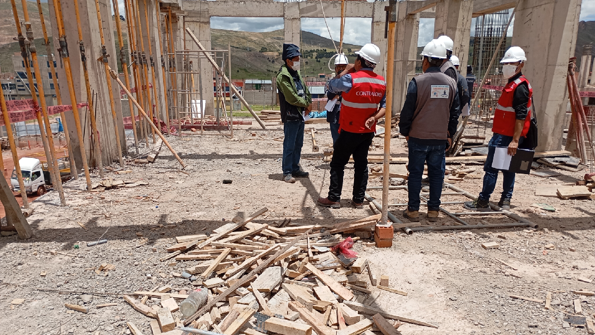 Puno. – La Contraloría General de la República alertó sobre riesgos en la construcción de la nueva infraestructura del Complejo Educativo Aplicación ISPPA, en Azángaro, ejecutada por la Municipalidad Provincial de Azángaro. Este proyecto busca mejorar las condiciones de enseñanza para más de 7 mil estudiantes, con un presupuesto de S/ 27 418 582 y un plazo de ejecución de 480 días calendario.