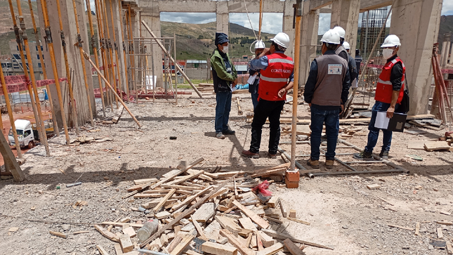 Puno. – La Contraloría General de la República alertó sobre riesgos en la construcción de la nueva infraestructura del Complejo Educativo Aplicación ISPPA, en Azángaro, ejecutada por la Municipalidad Provincial de Azángaro. Este proyecto busca mejorar las condiciones de enseñanza para más de 7 mil estudiantes, con un presupuesto de S/ 27 418 582 y un plazo de ejecución de 480 días calendario.