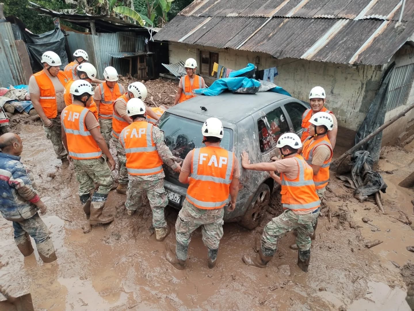 Fuerzas Armadas atienden emergencias por huaicos en Chanchamayo y Trujillo