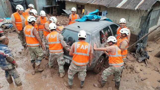 Fuerzas Armadas atienden emergencias por huaicos en Chanchamayo y Trujillo