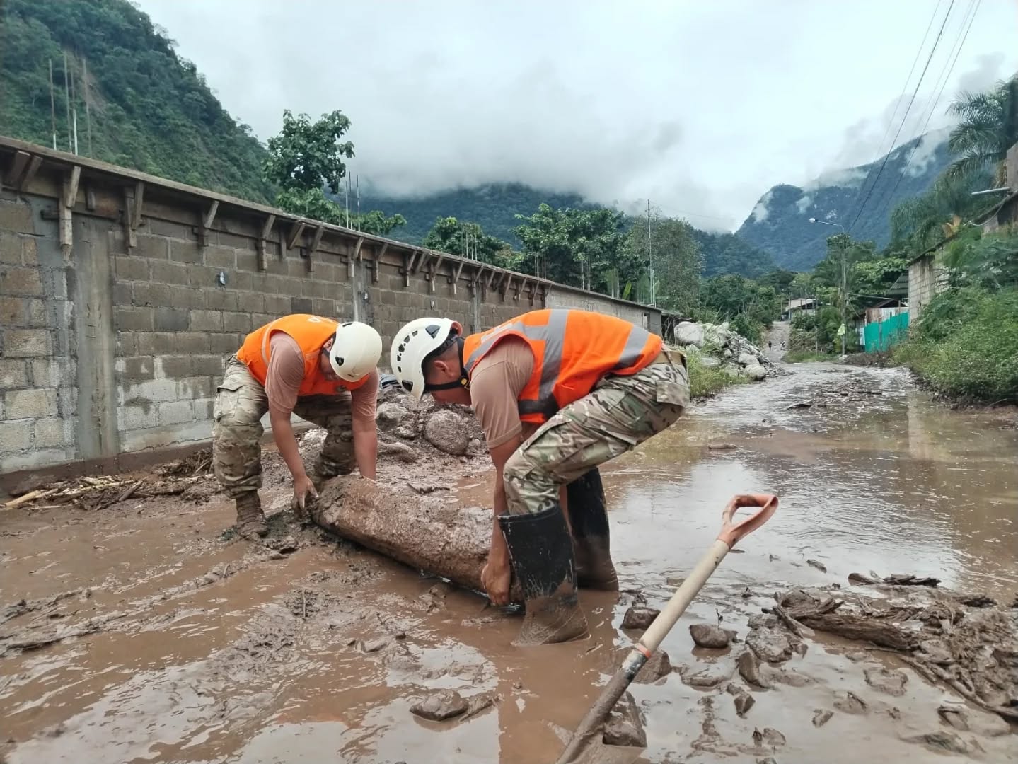 Fuerzas Armadas atienden emergencias por huaicos en Chanchamayo y Trujillo