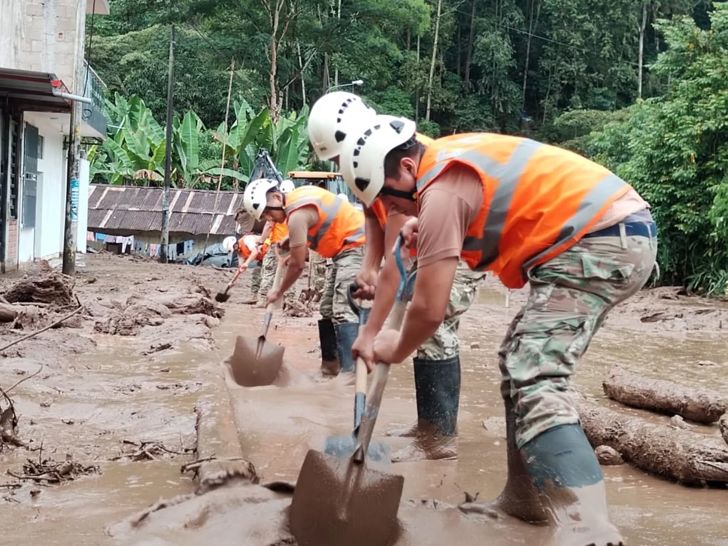 Fuerzas Armadas atienden emergencias por huaicos en Chanchamayo y Trujillo