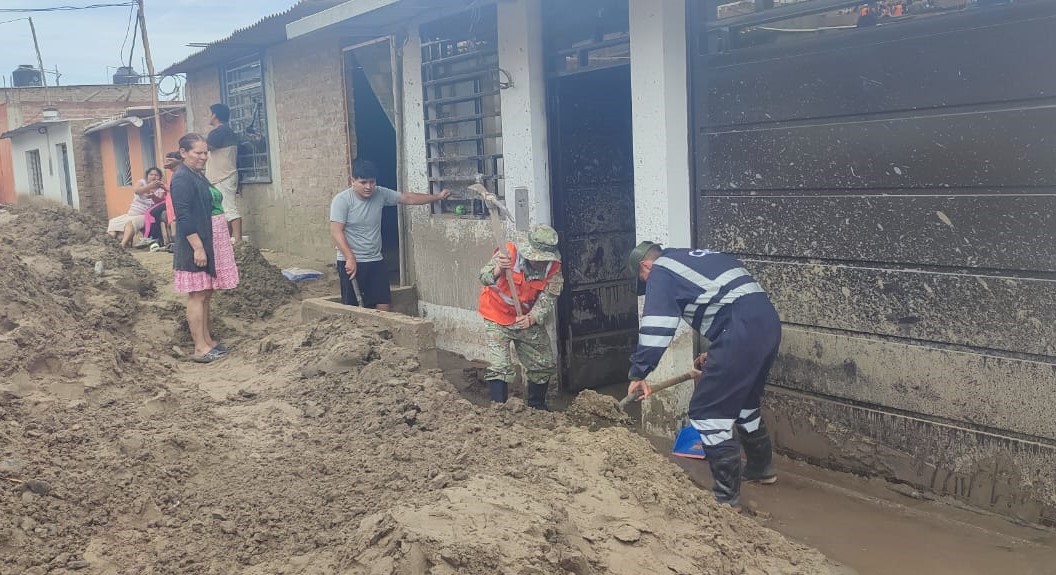 Fuerzas Armadas atienden emergencias por huaicos en Chanchamayo y Trujillo