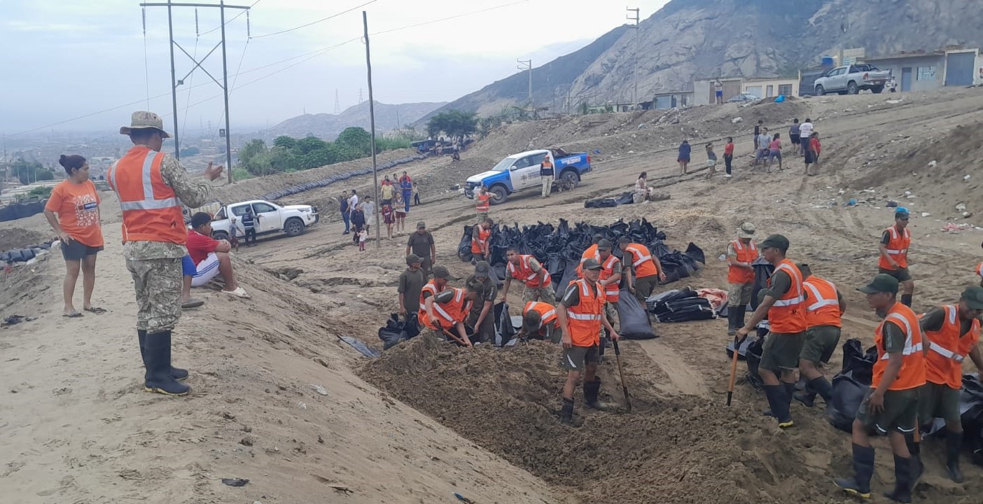 Fuerzas Armadas atienden emergencias por huaicos en Chanchamayo y Trujillo