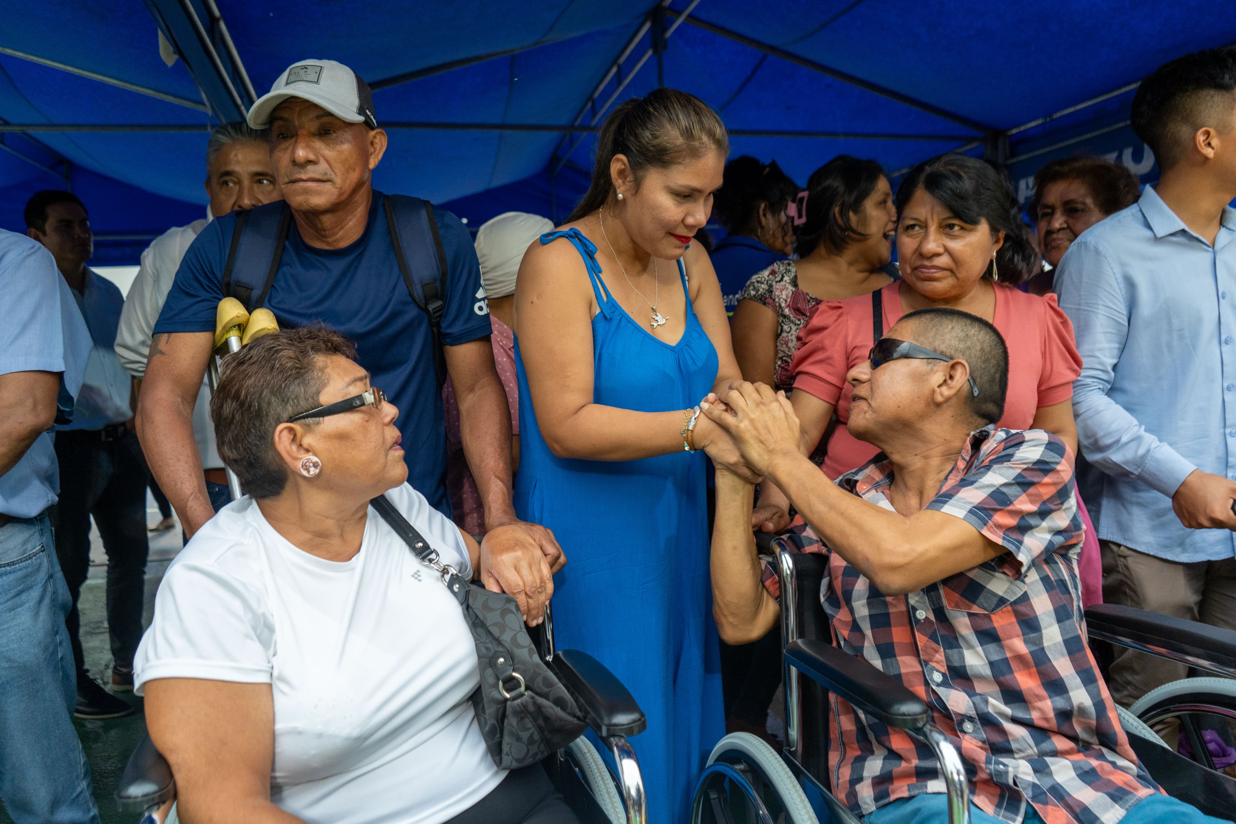 Esperanza sobre ruedas: Comité de Damas del GORE entrega 32 sillas neurológicas y convencionales a personas con discapacidad