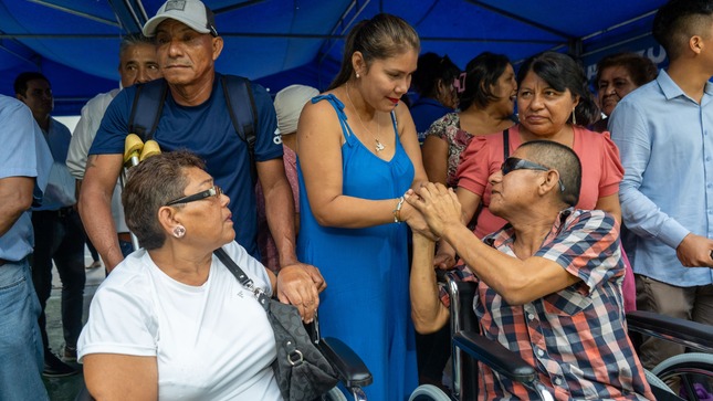 Esperanza sobre ruedas: Comité de Damas del GORE entrega 32 sillas neurológicas y convencionales a personas con discapacidad