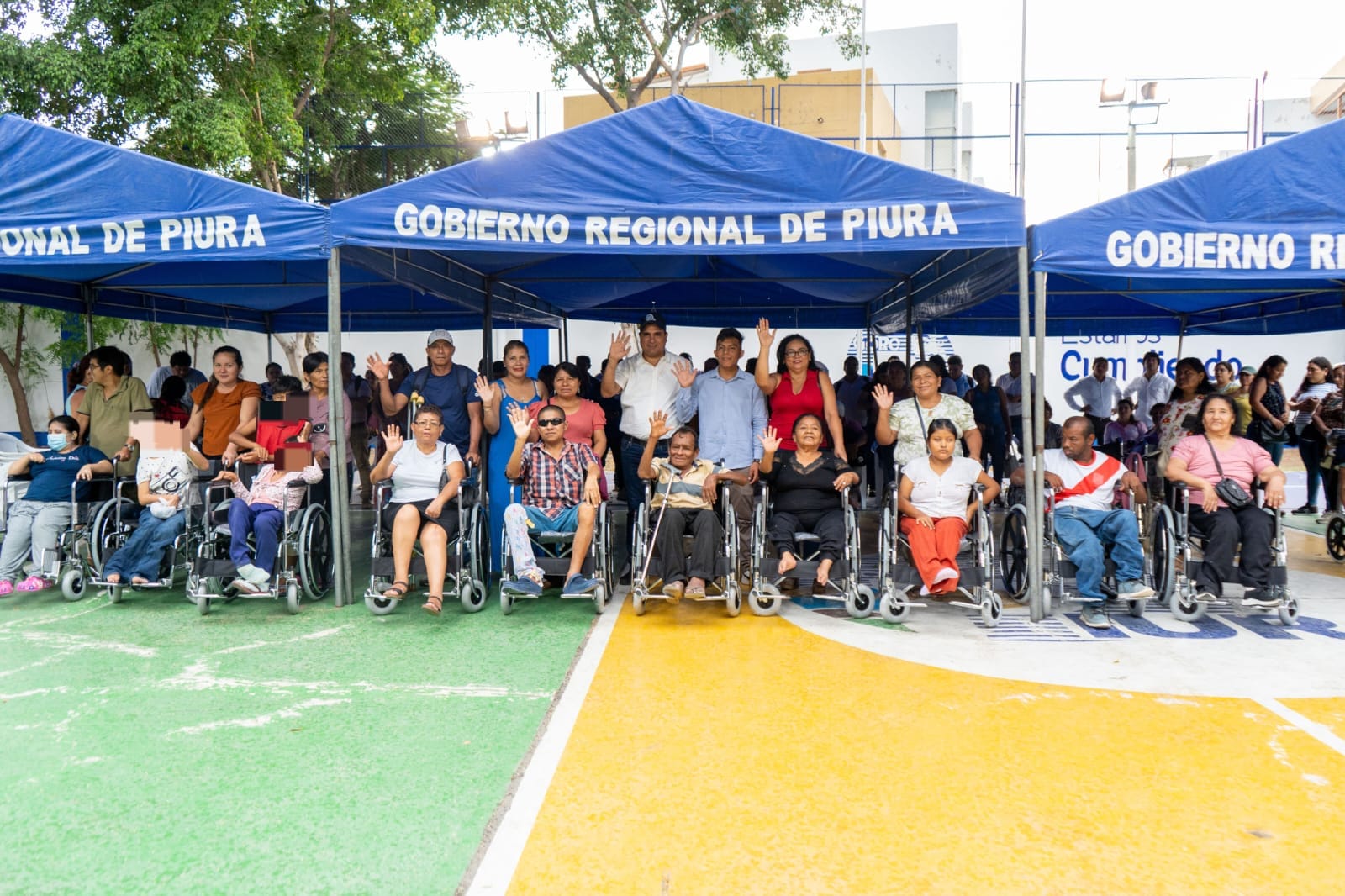Esperanza sobre ruedas: Comité de Damas del GORE entrega 32 sillas neurológicas y convencionales a personas con discapacidad