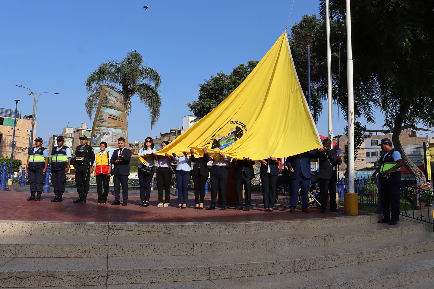 Huaral refuerza compromiso con la inclusión durante izamiento cívico de marzo