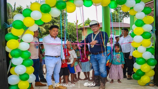Alcalde Esaú Ríos inauguró moderna escuela en CC.NN. Camaná