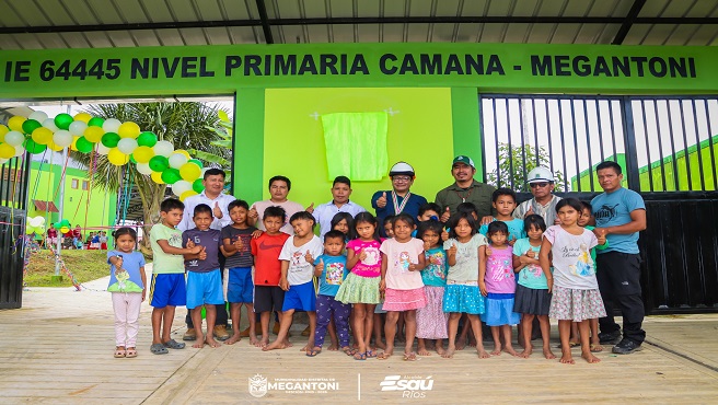 Alcalde Esaรบ Rรญos inaugurรณ moderna escuela en CC.NN. Camanรก