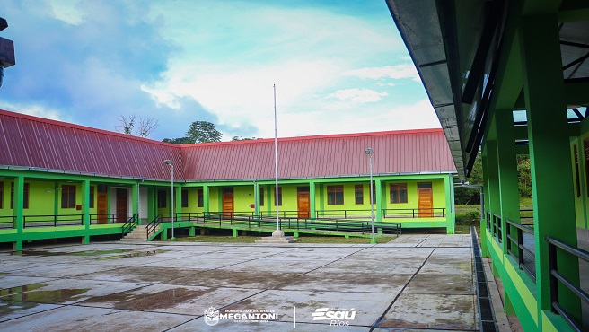 Alcalde Esaรบ Rรญos inaugurรณ moderna escuela en CC.NN. Camanรก
