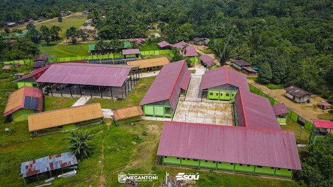 Alcalde Esaรบ Rรญos inaugurรณ moderna escuela en CC.NN. Camanรก