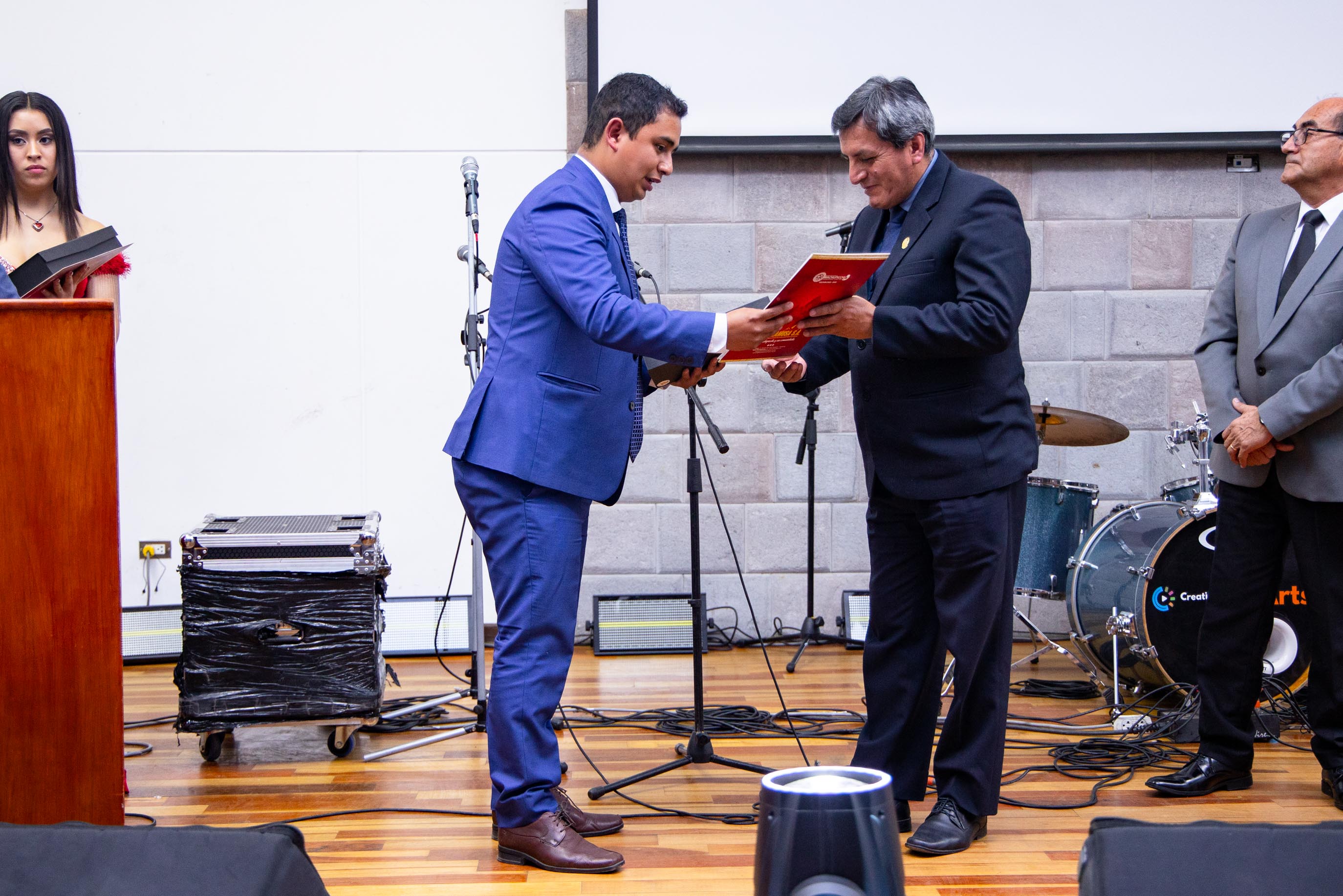 Momento de la entrega del reconocimiento